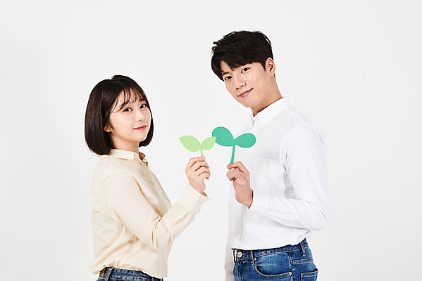 포토 JPG 스튜디오촬영 여자 남자 대학생 실내 서기 미소 들기 누끼 상반신 20대 청년 성인 두명 옆모습 새싹 자연보호 환경 그린캠페인 한국인 식목일 흰배경 에코 성인만 그린슈머 국내포토 식물 학생 기념일 캠페인 뷰포인트 백그라운드 모션 자연 표정 사람 동양인 내부 흰색 보호 파일형식