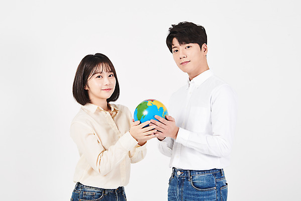 포토 JPG 스튜디오촬영 여자 남자 대학생 실내 서기 미소 들기 누끼 상반신 20대 청년 성인 두명 옆모습 지구본 자연보호 환경 그린캠페인 한국인 흰배경 에코 성인만 그린슈머 국내포토 학생 캠페인 뷰포인트 백그라운드 모션 자연 표정 사람 동양인 내부 흰색 보호 파일형식