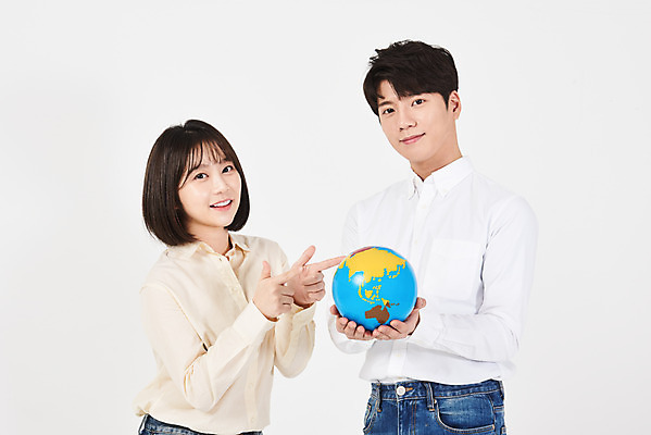 포토 JPG 스튜디오촬영 여자 남자 대학생 실내 서기 미소 들기 누끼 상반신 20대 청년 성인 두명 옆모습 지구본 자연보호 환경 그린캠페인 한국인 가리킴 흰배경 에코 성인만 그린슈머 국내포토 학생 캠페인 뷰포인트 백그라운드 모션 자연 표정 사람 동양인 손짓 내부 흰색 보호 파일형식