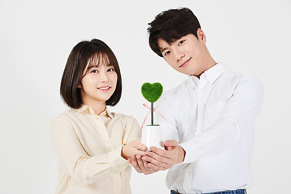 포토 JPG 스튜디오촬영 여자 남자 화분 대학생 실내 서기 미소 들기 누끼 상반신 20대 청년 성인 두명 앞모습 자연보호 환경 그린캠페인 한국인 식목일 흰배경 에코 성인만 그린슈머 국내포토 학생 기념일 캠페인 뷰포인트 백그라운드 모션 자연 표정 사람 동양인 내부 흰색 보호 파일형식