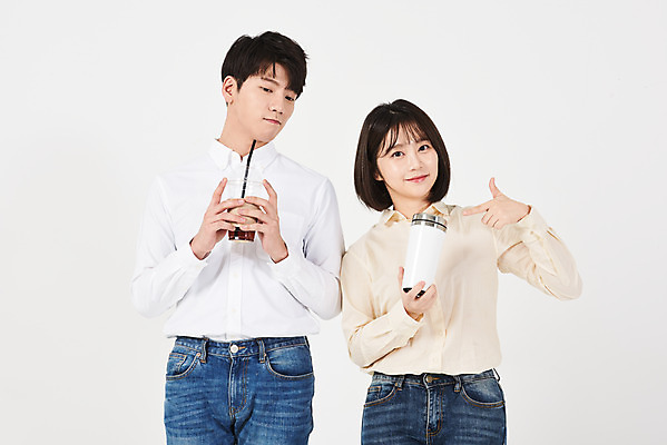 포토 JPG 스튜디오촬영 여자 남자 대학생 실내 서기 누끼 상반신 20대 청년 성인 두명 앞모습 자연보호 환경 그린캠페인 한국인 가리킴 흰배경 에코 권유 텀블러 테이크아웃컵 성인만 그린슈머 국내포토 학생 캠페인 뷰포인트 백그라운드 모션 자연 사람 동양인 손짓 내부 컵 흰색 보호 파일형식