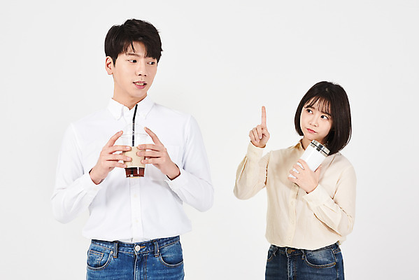 포토 JPG 스튜디오촬영 여자 남자 대학생 실내 서기 누끼 상반신 20대 청년 성인 두명 앞모습 자연보호 환경 그린캠페인 한국인 가리킴 흰배경 에코 권유 텀블러 테이크아웃컵 성인만 그린슈머 국내포토 학생 캠페인 뷰포인트 백그라운드 모션 자연 사람 동양인 손짓 내부 컵 흰색 보호 파일형식
