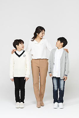 포토 JPG 스튜디오촬영 전신 학생 응시 여자 교육 남자 초등학생 어린이 실내 서기 미소 사람 성인 앞모습 10대 세명 30대 마주보기 교사 한국인 흰배경 어깨에손 국내포토 직업 시선 뷰포인트 백그라운드 모션 청소년 표정 동양인 내부 장년 흰색 파일형식