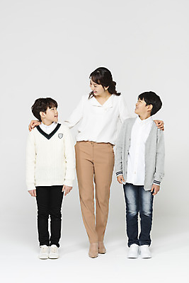 포토 JPG 스튜디오촬영 전신 학생 응시 여자 교육 남자 초등학생 어린이 실내 서기 미소 사람 성인 앞모습 10대 세명 30대 마주보기 교사 한국인 흰배경 어깨에손 국내포토 직업 시선 뷰포인트 백그라운드 모션 청소년 표정 동양인 내부 장년 흰색 파일형식