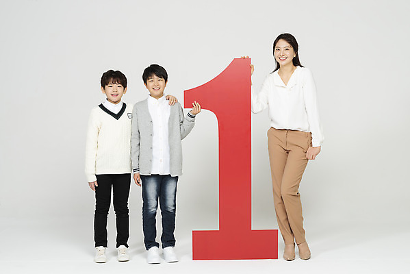 포토 JPG 스튜디오촬영 전신 1 학생 응시 여자 교육 남자 초등학생 어린이 실내 서기 미소 사람 성인 앞모습 10대 빨간색 세명 30대 친구 숫자 교사 한국인 잡기 우승 흰배경 국내포토 직업 문자 시선 뷰포인트 컬러 백그라운드 관계 모션 청소년 표정 동양인 내부 장년 흰색 최고 파일형식