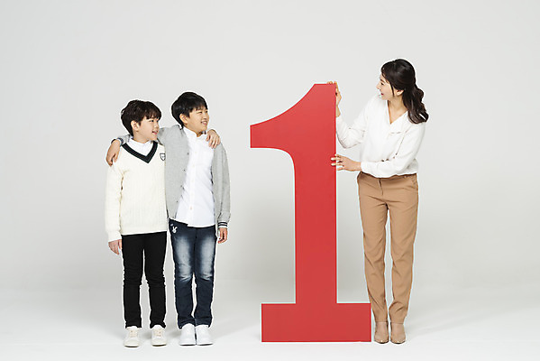 포토 JPG 스튜디오촬영 전신 1 학생 응시 여자 교육 남자 초등학생 어린이 어깨동무 실내 서기 미소 사람 성인 앞모습 10대 빨간색 세명 30대 친구 숫자 마주보기 교사 한국인 잡기 우승 흰배경 국내포토 직업 문자 시선 뷰포인트 컬러 포즈 백그라운드 관계 모션 청소년 표정 동양인 내부 장년 흰색 최고 파일형식