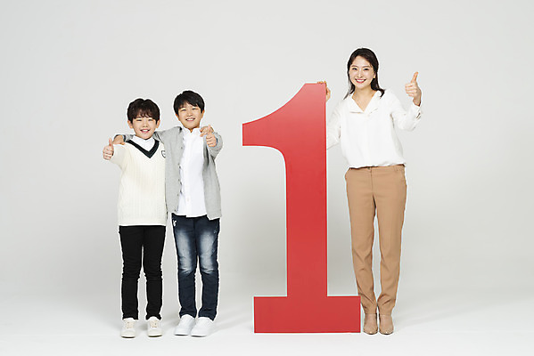 포토 JPG 스튜디오촬영 전신 1 학생 여자 남자 초등학생 어린이 수업 어깨동무 실내 서기 미소 사람 성인 앞모습 10대 빨간색 세명 30대 친구 숫자 교사 한국인 엄지손가락 잡기 우승 흰배경 넘버원 국내포토 직업 문자 교육 뷰포인트 컬러 포즈 백그라운드 손가락 관계 모션 청소년 표정 동양인 내부 장년 흰색 최고 파일형식