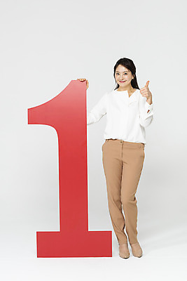 포토 JPG 스튜디오촬영 전신 1 응시 여자 교육 실내 한명 서기 미소 사람 성인 앞모습 빨간색 30대 숫자 교사 한국인 엄지손가락 잡기 우승 흰배경 넘버원 성인여자한명만 국내포토 직업 문자 시선 뷰포인트 컬러 백그라운드 손가락 모션 표정 동양인 내부 장년 흰색 최고 여자한명만 성인여자만 파일형식