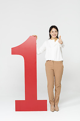 포토 JPG 스튜디오촬영 전신 1 응시 여자 교육 실내 한명 서기 미소 사람 성인 앞모습 빨간색 30대 숫자 교사 한국인 엄지손가락 잡기 우승 흰배경 넘버원 성인여자한명만 국내포토 직업 문자 시선 뷰포인트 컬러 백그라운드 손가락 모션 표정 동양인 내부 장년 흰색 최고 여자한명만 성인여자만 파일형식