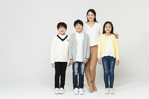 포토 JPG 스튜디오촬영 전신 학생 응시 여자 교육 남자 초등학생 어린이 실내 서기 미소 사람 여러명 성인 앞모습 10대 30대 친구 교사 한국인 흰배경 어깨에손 국내포토 직업 시선 뷰포인트 다수 백그라운드 관계 모션 청소년 표정 동양인 내부 장년 흰색 파일형식