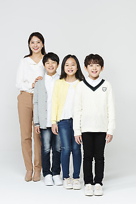 포토 JPG 스튜디오촬영 전신 학생 응시 여자 교육 남자 초등학생 어린이 실내 서기 미소 사람 여러명 성인 앞모습 10대 30대 친구 교사 한국인 흰배경 어깨에손 국내포토 직업 시선 뷰포인트 다수 백그라운드 관계 모션 청소년 표정 동양인 내부 장년 흰색 파일형식