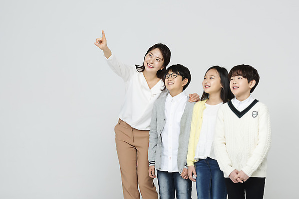 포토 JPG 스튜디오촬영 학생 응시 여자 교육 남자 초등학생 어린이 실내 서기 미소 사람 여러명 상반신 성인 앞모습 10대 30대 친구 교사 한국인 가리킴 흰배경 어깨에손 국내포토 직업 시선 뷰포인트 다수 백그라운드 관계 모션 청소년 표정 동양인 손짓 내부 장년 흰색 파일형식