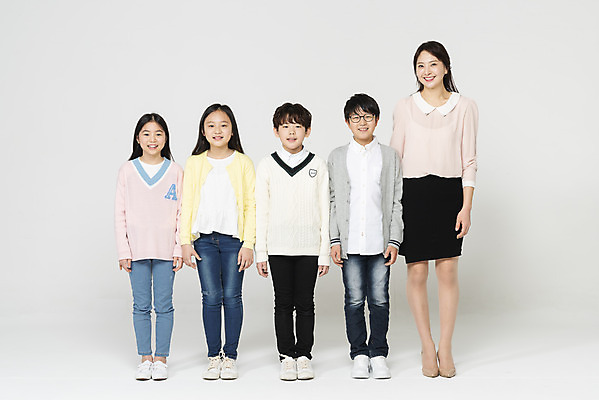 포토 JPG 스튜디오촬영 전신 학생 응시 여자 교육 남자 초등학생 어린이 실내 서기 미소 사람 여러명 성인 앞모습 10대 30대 친구 교사 한국인 흰배경 국내포토 직업 시선 뷰포인트 다수 백그라운드 관계 모션 청소년 표정 동양인 내부 장년 흰색 파일형식