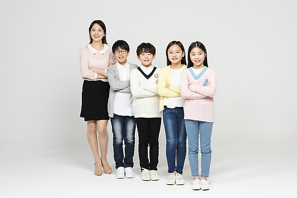 포토 JPG 스튜디오촬영 전신 학생 응시 여자 교육 남자 초등학생 어린이 실내 서기 미소 사람 여러명 성인 앞모습 10대 30대 팔짱 교사 한국인 흰배경 국내포토 직업 시선 뷰포인트 다수 백그라운드 모션 청소년 표정 동양인 내부 장년 흰색 파일형식