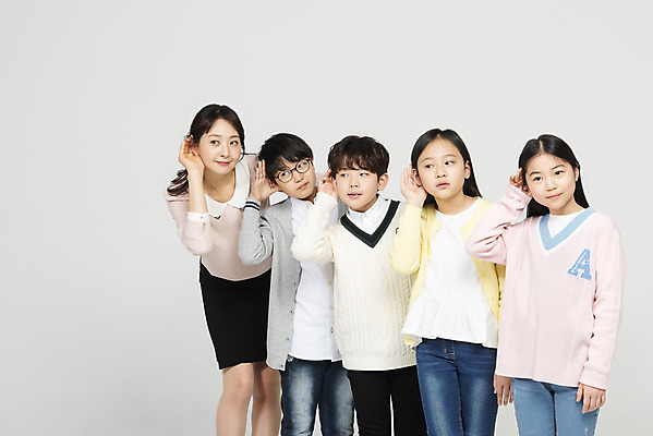 포토 JPG 스튜디오촬영 학생 응시 여자 교육 남자 초등학생 어린이 실내 서기 미소 사람 손짓 여러명 상반신 성인 앞모습 10대 30대 친구 교사 듣기 한국인 집중 흰배경 국내포토 직업 시선 뷰포인트 다수 백그라운드 컨셉 관계 모션 청소년 표정 동양인 내부 장년 흰색 파일형식