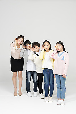 포토 JPG 스튜디오촬영 전신 학생 응시 여자 교육 남자 초등학생 어린이 실내 서기 미소 사람 손짓 여러명 성인 앞모습 10대 30대 친구 교사 듣기 한국인 집중 흰배경 국내포토 직업 시선 뷰포인트 다수 백그라운드 컨셉 관계 모션 청소년 표정 동양인 내부 장년 흰색 파일형식