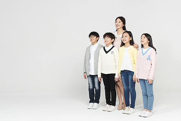 포토 JPG 스튜디오촬영 전신 학생 응시 여자 교육 남자 초등학생 어린이 실내 서기 미소 사람 여러명 성인 옆모습 10대 30대 친구 교사 한국인 흰배경 어깨에손 국내포토 직업 시선 뷰포인트 다수 백그라운드 관계 모션 청소년 표정 동양인 내부 장년 흰색 파일형식