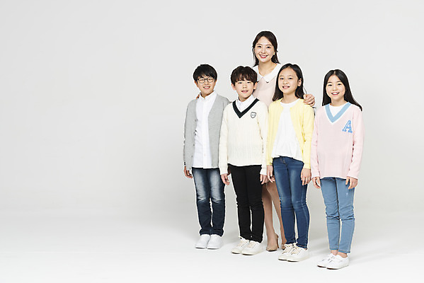 포토 JPG 스튜디오촬영 전신 학생 응시 여자 교육 남자 초등학생 어린이 실내 서기 미소 사람 여러명 성인 앞모습 10대 30대 친구 교사 한국인 흰배경 어깨에손 국내포토 직업 시선 뷰포인트 다수 백그라운드 관계 모션 청소년 표정 동양인 내부 장년 흰색 파일형식