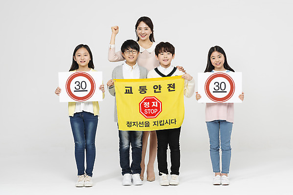 포토 JPG 스튜디오촬영 전신 학생 응시 여자 교육 남자 초등학생 어린이 교통 실내 서기 미소 들기 안전 사람 여러명 성인 앞모습 10대 30대 친구 파이팅 교사 주먹 한국인 정지 흰배경 교통안전 속도제한 어린이보호구역 국내포토 직업 시선 뷰포인트 다수 백그라운드 관계 모션 청소년 표정 동양인 내부 장년 금지 흰색 보호구역 파일형식