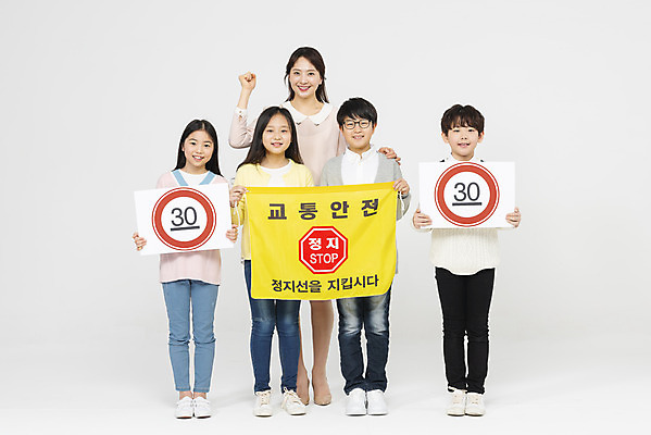 포토 JPG 스튜디오촬영 전신 학생 응시 여자 교육 남자 초등학생 어린이 교통 실내 서기 미소 들기 안전 사람 여러명 성인 앞모습 10대 30대 친구 파이팅 교사 주먹 한국인 정지 흰배경 교통안전 속도제한 어린이보호구역 국내포토 직업 시선 뷰포인트 다수 백그라운드 관계 모션 청소년 표정 동양인 내부 장년 금지 흰색 보호구역 파일형식