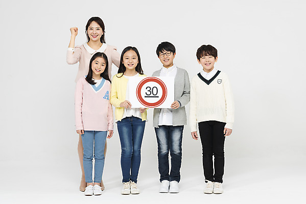 포토 JPG 스튜디오촬영 전신 학생 응시 여자 교육 남자 초등학생 어린이 교통 실내 서기 미소 들기 안전 사람 여러명 성인 앞모습 10대 30대 친구 파이팅 교사 한국인 흰배경 교통안전 어린이보호구역 제한속도 국내포토 직업 시선 뷰포인트 다수 백그라운드 관계 모션 청소년 표정 동양인 내부 장년 흰색 속도 보호구역 파일형식