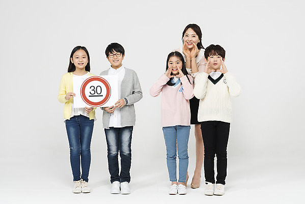 포토 JPG 스튜디오촬영 전신 학생 여자 교육 남자 초등학생 어린이 교통 실내 서기 미소 들기 안전 사람 여러명 성인 앞모습 10대 30대 친구 교사 외침 팻말 한국인 흰배경 어린이보호구역 제한속도 국내포토 직업 뷰포인트 다수 백그라운드 관계 모션 청소년 프레임 표정 동양인 내부 장년 소리 흰색 속도 보호구역 파일형식