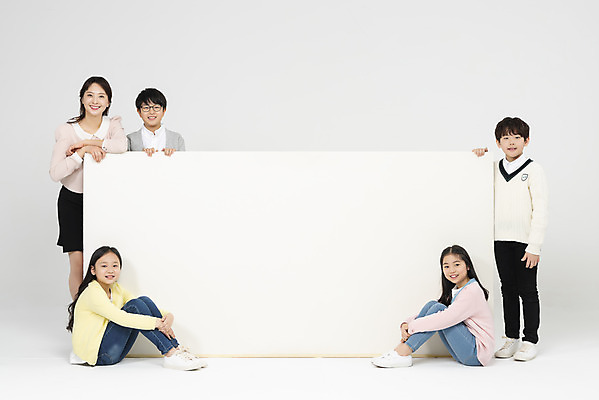 포토 JPG 스튜디오촬영 전신 학생 배너 응시 여자 교육 남자 초등학생 어린이 수업 실내 서기 미소 들기 사람 앉기 여러명 성인 앞모습 옆모습 10대 30대 친구 교사 한국인 흰배경 국내포토 직업 시선 뷰포인트 다수 백그라운드 관계 모션 청소년 표정 동양인 내부 장년 흰색 파일형식