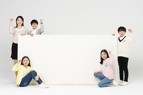 포토 JPG 스튜디오촬영 전신 학생 배너 응시 여자 교육 남자 초등학생 어린이 실내 서기 미소 들기 사람 앉기 여러명 성인 앞모습 옆모습 10대 30대 친구 파이팅 교사 주먹 한국인 흰배경 국내포토 직업 시선 뷰포인트 다수 백그라운드 관계 모션 청소년 표정 동양인 내부 장년 흰색 파일형식