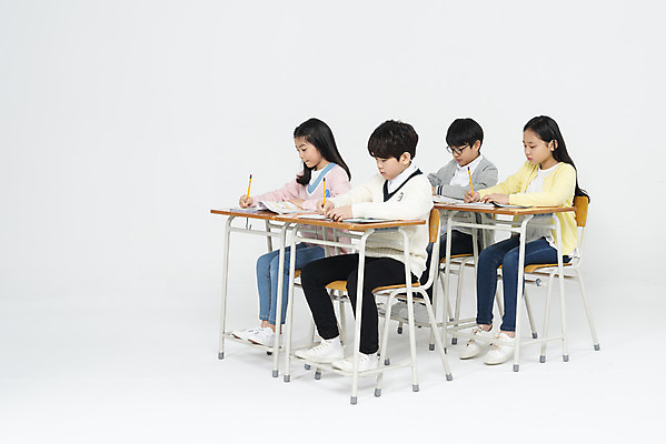 포토 JPG 스튜디오촬영 전신 학생 응시 여자 교육 남자 초등학생 어린이 의자 수업 실내 사람 앉기 여러명 옆모습 10대 책 연필 교사 한국인 기록 책상 교과서 흰배경 어린이만 국내포토 직업 시선 뷰포인트 가구 다수 백그라운드 모션 청소년 학용품 교재 동양인 내부 필기구 흰색 파일형식