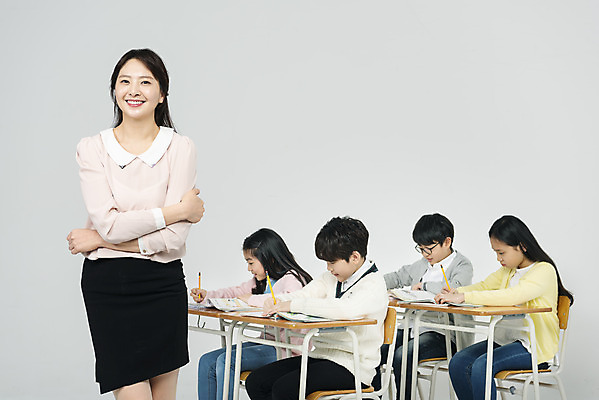 포토 JPG 스튜디오촬영 학생 응시 여자 교육 남자 초등학생 어린이 교실 수업 실내 서기 미소 사람 앉기 여러명 상반신 성인 앞모습 옆모습 10대 책 30대 친구 연필 팔짱 교사 한국인 기록 교과서 흰배경 국내포토 직업 시선 뷰포인트 다수 백그라운드 학교 관계 모션 청소년 학용품 교재 표정 동양인 내부 장년 필기구 흰색 파일형식