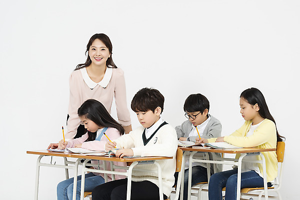 포토 JPG 스튜디오촬영 학생 응시 여자 교육 남자 초등학생 어린이 의자 교실 수업 실내 서기 미소 사람 앉기 여러명 상반신 성인 앞모습 옆모습 10대 책 30대 친구 연필 교사 한국인 기록 책상 교과서 흰배경 국내포토 직업 시선 뷰포인트 가구 다수 백그라운드 학교 관계 모션 청소년 학용품 교재 표정 동양인 내부 장년 필기구 흰색 파일형식