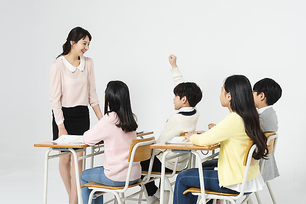 포토 JPG 스튜디오촬영 학생 응시 여자 교육 남자 초등학생 어린이 의자 교실 실내 서기 미소 사람 앉기 여러명 상반신 성인 옆모습 10대 30대 친구 손들기 교사 한국인 질문 책상 교과서 흰배경 국내포토 직업 시선 뷰포인트 가구 다수 백그라운드 학교 관계 모션 청소년 교재 표정 동양인 내부 장년 흰색 파일형식