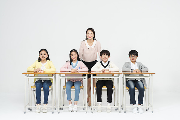 포토 JPG 스튜디오촬영 전신 학생 응시 여자 교육 남자 초등학생 어린이 의자 교실 수업 실내 서기 미소 사람 앉기 여러명 성인 앞모습 10대 30대 친구 교사 한국인 책상 흰배경 손모으기 국내포토 직업 시선 뷰포인트 가구 다수 백그라운드 학교 관계 모션 청소년 표정 동양인 손짓 내부 장년 흰색 파일형식
