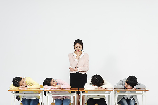 포토 JPG 스튜디오촬영 학생 응시 여자 교육 남자 초등학생 어린이 엎드리기 의자 교실 수업 실내 서기 사람 앉기 여러명 상반신 성인 앞모습 10대 30대 친구 교사 턱괴기 한국인 잠 졸음 책상 고민 흰배경 국내포토 직업 시선 감정 뷰포인트 가구 다수 백그라운드 학교 관계 모션 청소년 동양인 내부 장년 흰색 파일형식