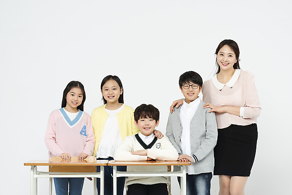 포토 JPG 스튜디오촬영 학생 여자 교육 남자 초등학생 어린이 의자 교실 수업 실내 서기 미소 사람 앉기 여러명 상반신 성인 앞모습 10대 30대 친구 교사 한국인 책상 흰배경 어깨에손 국내포토 직업 뷰포인트 가구 다수 백그라운드 학교 관계 모션 청소년 표정 동양인 내부 장년 흰색 파일형식