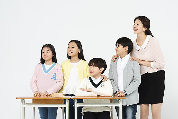 포토 JPG 스튜디오촬영 학생 응시 여자 교육 남자 초등학생 어린이 의자 교실 수업 실내 서기 미소 사람 앉기 여러명 상반신 성인 앞모습 옆모습 10대 30대 친구 교사 한국인 책상 흰배경 국내포토 직업 시선 뷰포인트 가구 다수 백그라운드 학교 관계 모션 청소년 표정 동양인 내부 장년 흰색 파일형식