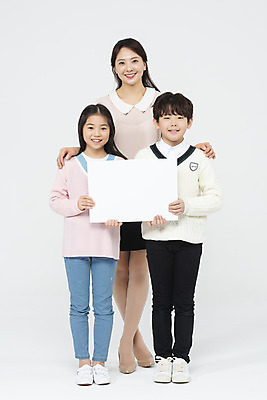 포토 JPG 스튜디오촬영 전신 학생 배너 응시 여자 교육 남자 초등학생 어린이 수업 실내 미소 들기 사람 성인 앞모습 10대 세명 30대 친구 교사 한국인 흰배경 어깨에손 국내포토 직업 시선 뷰포인트 백그라운드 관계 모션 청소년 표정 동양인 내부 장년 흰색 파일형식