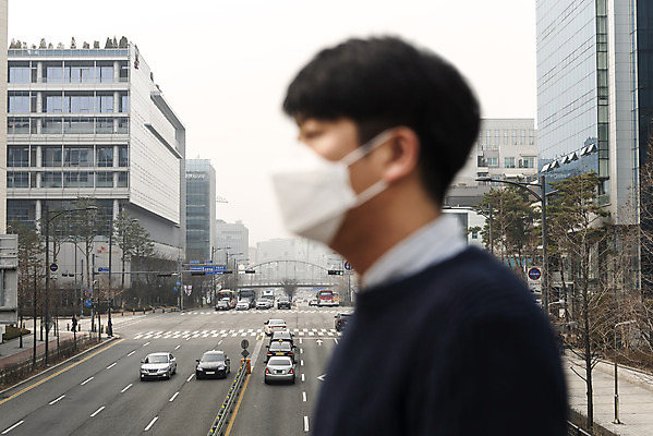포토 JPG 주간 남자 도로 자동차 날씨 마스크 풍경 상반신 성인 공해 야외 옆모습 아웃포커스 30대 도시풍경 환경 봄 한국인 오염 사회이슈 먼지 대기오염 뿌연 황사 성인남자한명만 판교 미세먼지 국내포토 자연요소 계절 길 육상교통 뷰포인트 컨셉 교통시설 촬영기법 사람 동양인 장년 도시 환경오염 남자한명만 성인남자만 분당 파일형식