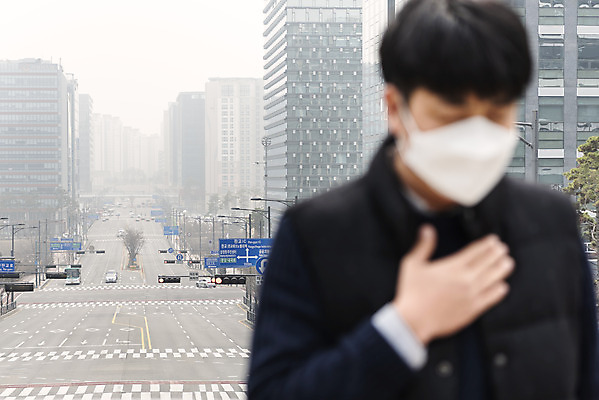 포토 JPG 주간 남자 날씨 마스크 풍경 상반신 성인 공해 야외 앞모습 아웃포커스 30대 도시풍경 환경 봄 한국인 오염 사회이슈 먼지 대기오염 가슴통증 기침 뿌연 황사 성인남자한명만 판교 미세먼지 코로나바이러스 국내포토 자연요소 계절 뷰포인트 컨셉 촬영기법 사람 동양인 장년 고통 도시 환경오염 바이러스 남자한명만 성인남자만 분당 파일형식