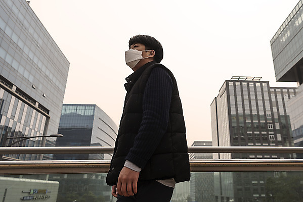 포토 JPG 주간 응시 남자 로우앵글 날씨 마스크 풍경 상반신 성인 공해 야외 옆모습 30대 도시풍경 환경 봄 한국인 오염 사회이슈 먼지 대기오염 뿌연 황사 성인남자한명만 판교 미세먼지 국내포토 자연요소 시선 계절 뷰포인트 컨셉 사람 동양인 장년 도시 환경오염 남자한명만 성인남자만 분당 파일형식