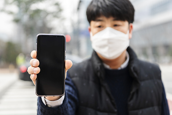 포토 JPG 주간 남자 날씨 마스크 들기 풍경 상반신 성인 공해 야외 아웃포커스 30대 스마트폰 도시풍경 환경 봄 한국인 오염 사회이슈 먼지 대기오염 뿌연 황사 성인남자한명만 판교 미세먼지 국내포토 자연요소 계절 컨셉 모션 촬영기법 사람 동양인 장년 핸드폰 스마트기기 도시 환경오염 남자한명만 성인남자만 분당 파일형식