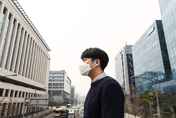 포토 JPG 주간 응시 남자 날씨 마스크 풍경 상반신 성인 공해 야외 옆모습 30대 도시풍경 환경 봄 한국인 오염 사회이슈 먼지 대기오염 뿌연 황사 성인남자한명만 판교 미세먼지 국내포토 자연요소 시선 계절 뷰포인트 컨셉 사람 동양인 장년 도시 환경오염 남자한명만 성인남자만 분당 파일형식