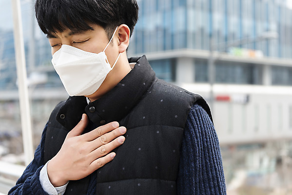 포토 JPG 주간 남자 날씨 마스크 풍경 상반신 성인 공해 야외 옆모습 30대 도시풍경 환경 봄 한국인 오염 사회이슈 먼지 대기오염 가슴통증 기침 뿌연 황사 성인남자한명만 판교 미세먼지 코로나바이러스 국내포토 자연요소 계절 뷰포인트 컨셉 사람 동양인 장년 고통 도시 환경오염 바이러스 남자한명만 성인남자만 분당 파일형식