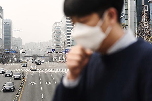 포토 JPG 주간 남자 날씨 마스크 풍경 상반신 성인 공해 야외 옆모습 아웃포커스 30대 도시풍경 환경 봄 한국인 오염 사회이슈 먼지 대기오염 기침 뿌연 황사 성인남자한명만 판교 미세먼지 코로나바이러스 국내포토 자연요소 계절 뷰포인트 컨셉 촬영기법 사람 동양인 장년 도시 환경오염 바이러스 남자한명만 성인남자만 분당 파일형식