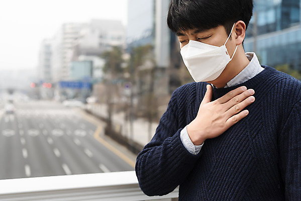 포토 JPG 주간 남자 날씨 마스크 풍경 상반신 성인 공해 야외 옆모습 30대 도시풍경 환경 봄 한국인 오염 사회이슈 먼지 대기오염 가슴통증 기침 뿌연 황사 성인남자한명만 판교 미세먼지 코로나바이러스 국내포토 자연요소 계절 뷰포인트 컨셉 사람 동양인 장년 고통 도시 환경오염 바이러스 남자한명만 성인남자만 분당 파일형식