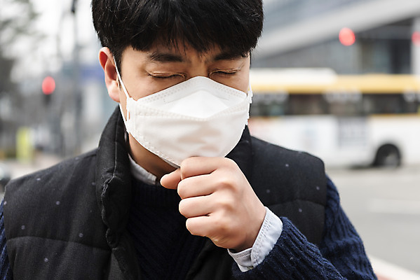 포토 JPG 주간 남자 날씨 마스크 풍경 상반신 성인 공해 야외 앞모습 30대 도시풍경 환경 봄 한국인 오염 사회이슈 먼지 대기오염 기침 뿌연 황사 성인남자한명만 판교 미세먼지 코로나바이러스 국내포토 자연요소 계절 뷰포인트 컨셉 사람 동양인 장년 도시 환경오염 바이러스 남자한명만 성인남자만 분당 파일형식