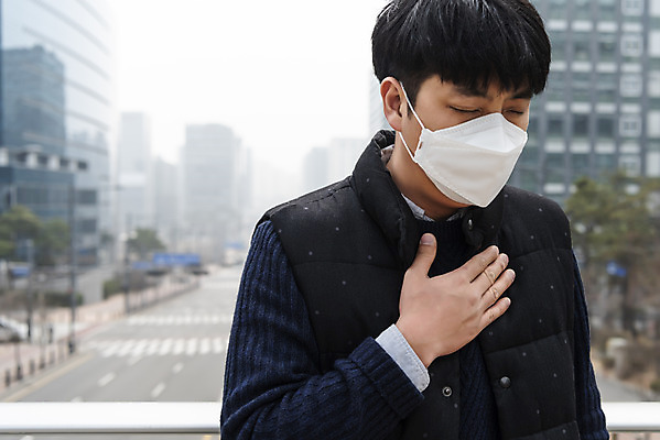 포토 JPG 주간 남자 날씨 마스크 풍경 상반신 성인 공해 야외 앞모습 30대 도시풍경 환경 봄 한국인 오염 사회이슈 먼지 대기오염 가슴통증 기침 뿌연 황사 성인남자한명만 판교 미세먼지 코로나바이러스 국내포토 자연요소 계절 뷰포인트 컨셉 사람 동양인 장년 고통 도시 환경오염 바이러스 남자한명만 성인남자만 분당 파일형식