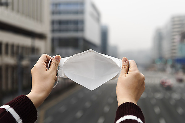 포토 JPG 주간 손 40대 중년 날씨 마스크 들기 풍경 공해 야외 아웃포커스 신체부위 도시풍경 환경 봄 한국인 오염 사회이슈 먼지 대기오염 뿌연 황사 중년여자한명만 판교 미세먼지 국내포토 자연요소 계절 컨셉 모션 촬영기법 사람 동양인 성인 도시 환경오염 여자한명만 중년여자만 분당 파일형식