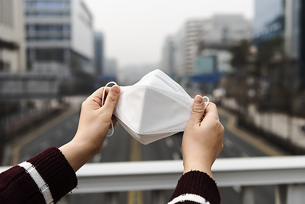 포토 JPG 주간 손 40대 중년 날씨 마스크 들기 풍경 공해 야외 아웃포커스 신체부위 도시풍경 환경 봄 한국인 오염 사회이슈 먼지 대기오염 뿌연 황사 중년여자한명만 판교 미세먼지 국내포토 자연요소 계절 컨셉 모션 촬영기법 사람 동양인 성인 도시 환경오염 여자한명만 중년여자만 분당 파일형식