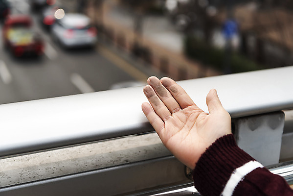 포토 JPG 주간 손 40대 중년 날씨 마스크 풍경 공해 야외 아웃포커스 신체부위 도시풍경 환경 봄 한국인 오염 사회이슈 먼지 대기오염 뿌연 황사 중년여자한명만 판교 미세먼지 국내포토 자연요소 계절 컨셉 촬영기법 사람 동양인 성인 도시 환경오염 여자한명만 중년여자만 분당 파일형식
